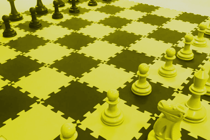 Imagem de fundo amaraledo com um tabuleiro de Xadrez